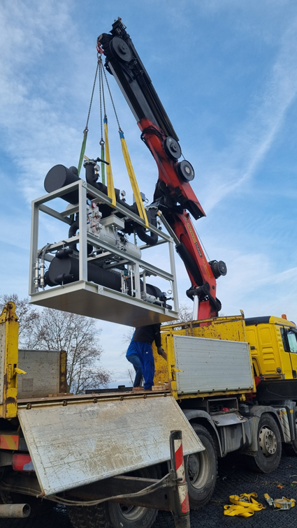 Hurra - die Wärmepumpe fürs Lehrschwimmbecken ist da.